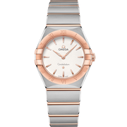 Quadrante madreperla bianco con indici a diamante e dettagli in oro Sedna™ 18K dell’Omega Constellation Quartz 28 mm